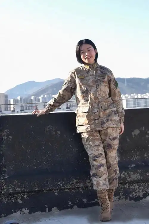 节日爆照穿军装的她们又美又飒