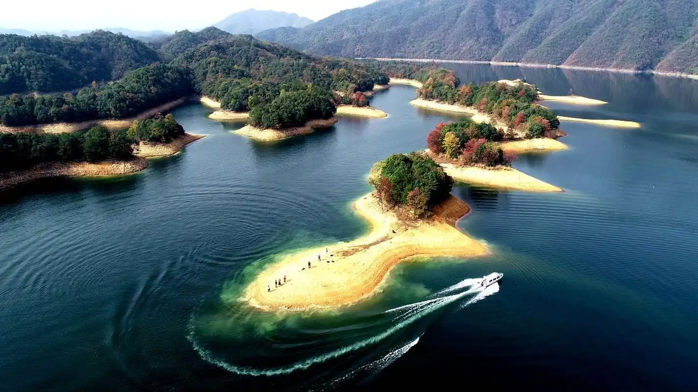 太平湖位于安徽省黄山市黄山区境内,是黄山旅游区的重点风景区之一