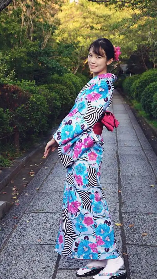 穿上和服,踏着木屐,走路都是小碎步了 京都清水坂