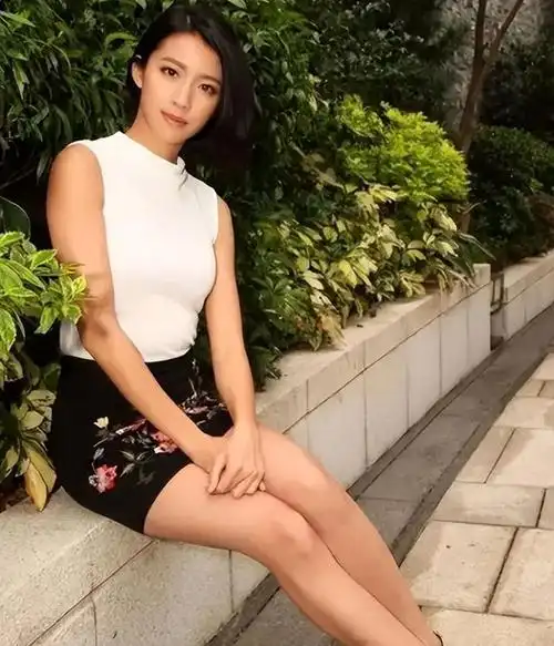 女星蔡思贝的风流史:表面是影后,背地绯闻漫天,是顶级绿茶