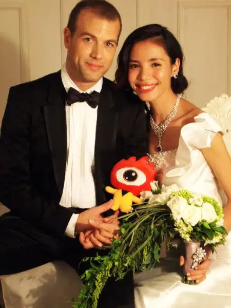 linda与老公手持小浪亲密合影