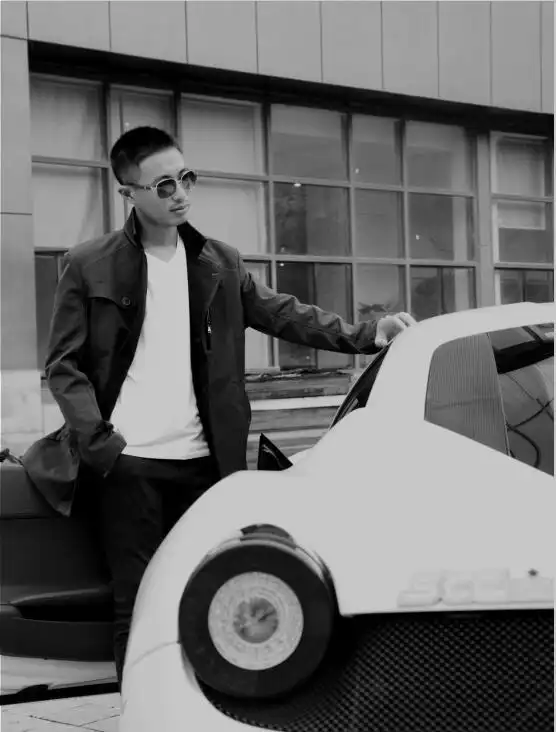 演员何明戴墨镜开豪车 寸头惹眼帅痞撩人