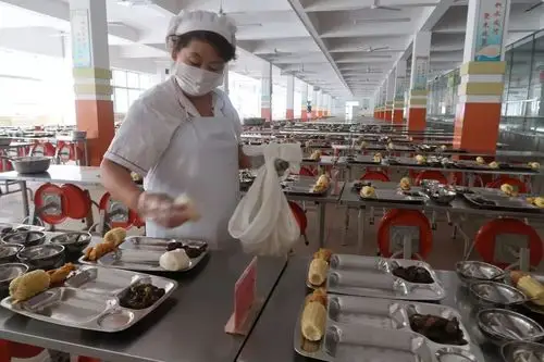 城阳实验二中食堂给新教师们准备的丰盛午餐.