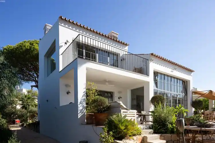 国外别墅设计案例:拥有美丽光线的海边别墅