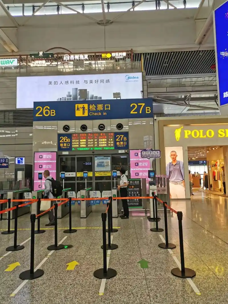 上海虹桥火车站 #每个人都在奔赴各自不同的人生 #来也匆匆 - 抖音