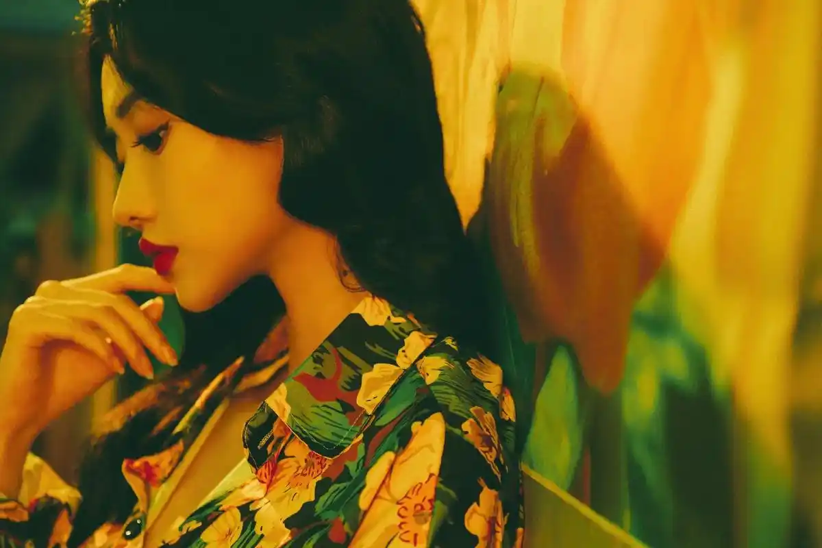 飞乐时摄影.复古港风写真,回到妈妈的年代 气场红唇,复古碎花 - 抖音