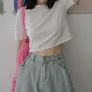 女生露肚脐卫衣