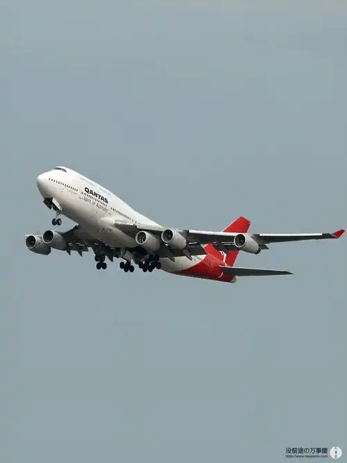 生活小姿势如果你坐的飞机是波音747看见机翼下方有3台发动机别慌