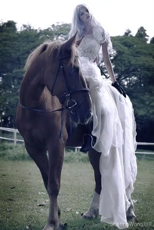 动作新娘婚纱马