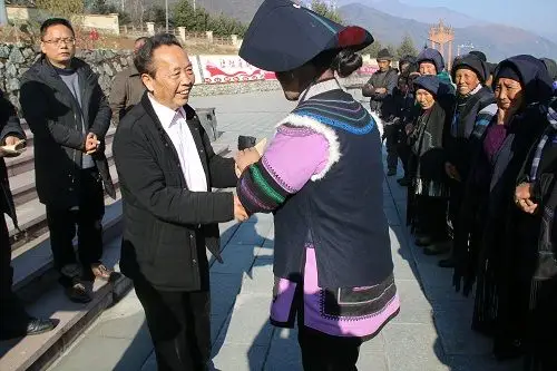 爱心企业家张必先到栗子坪乡慰问困难人员