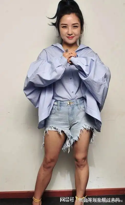 何洁在第二次婚姻后变瘦了,舞台挑战是"下衣失踪",眼睛动了|衬衫|牛仔