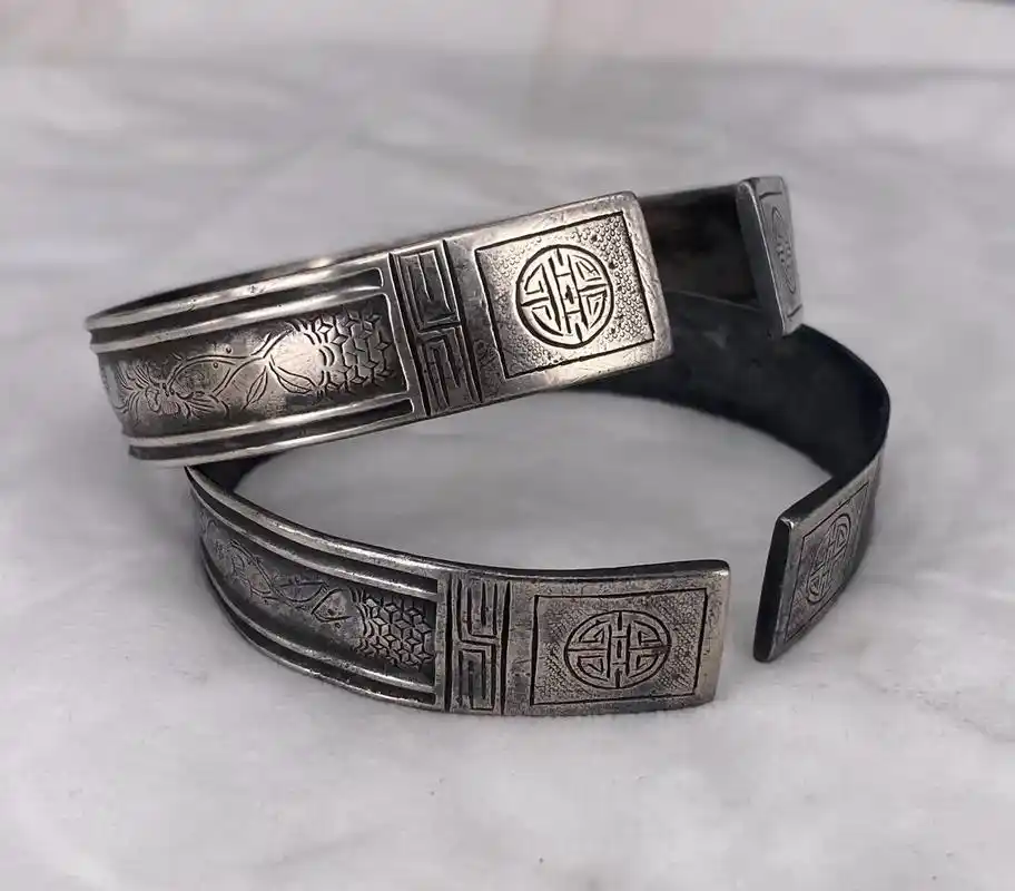 老银手镯,明代团寿花鸟法器纹银手镯,镯头背面带款"李",工艺 - 抖音