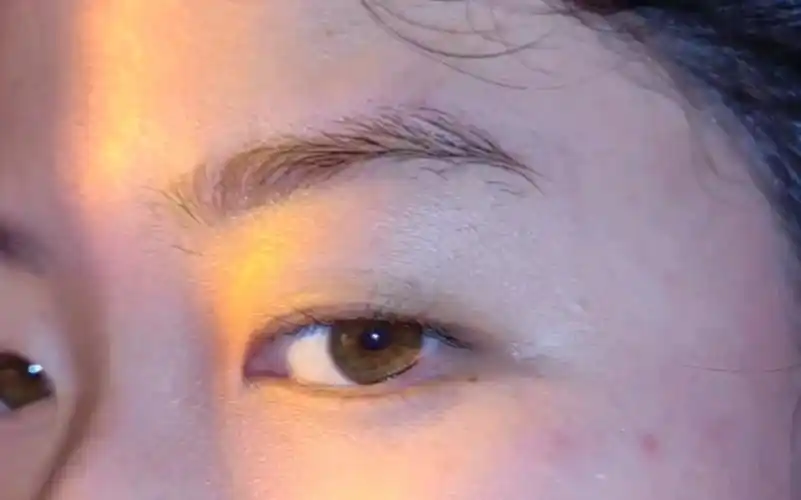 这到底是不是hazeleyes在光的照耀下仿佛变成了黄绿色的眼睛