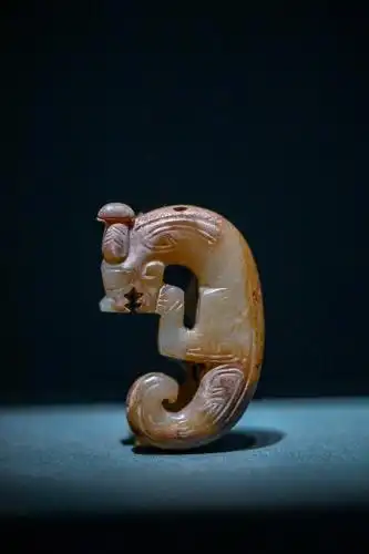 中国商代晚期的玉雕龙形玉器