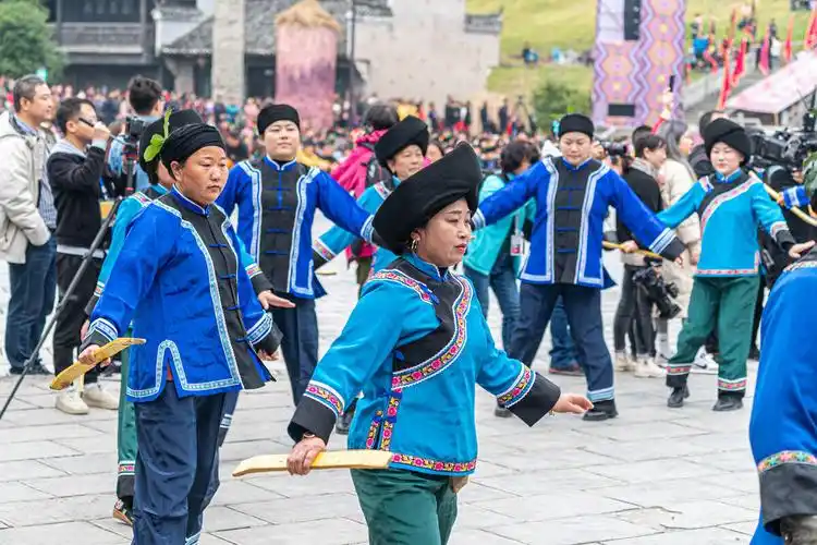 跳摆手舞的土家族人