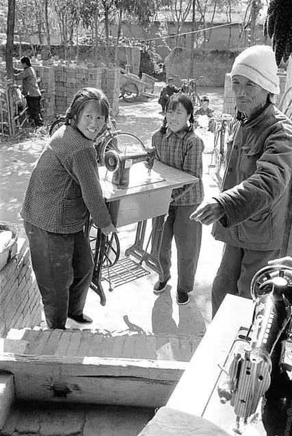 80年代中国老照片:第二张勾起儿时回忆,最后一张十分聪明_网易订阅