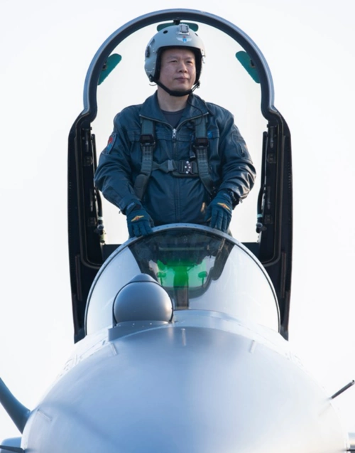 中国王牌飞行员实力宠娃:爸爸带你去领一等功,满屏的父爱好幸福