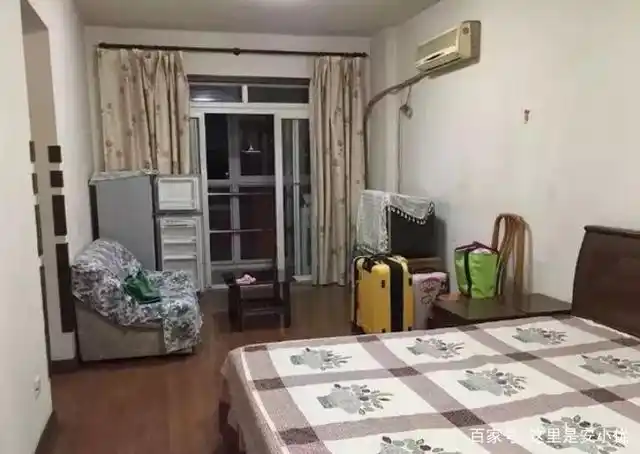 改造之前,房间里的各种配件都比较老旧古板,老式的窗帘,老式的椅子