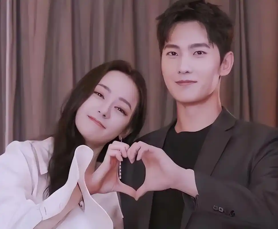 娱记曝迪丽热巴孕肚照,虎背熊腰肚子大,推测孩子属兔预产期10月