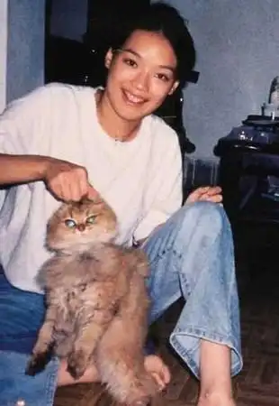 流传舒淇少女时期的青涩模样,引起网友热烈回响,照片中圆滚滚的大眼睛