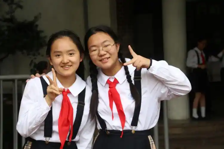 新华初初一(八)班师生参2017年"唱响时代音,筑梦正当时"迎国庆班班有