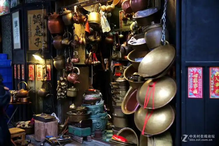 打铜铺广州恩宁路骑楼下有间古老敞开式摆卖铜器店铺真人展示打铜工艺