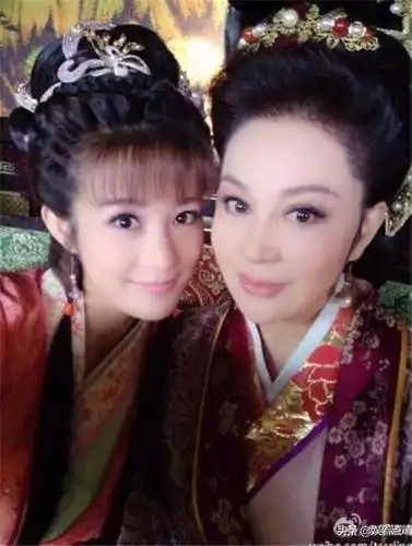 中雍容大气的哲哲皇后,这么一看才发现邬靖靖和邬倩倩长得还挺像的吧