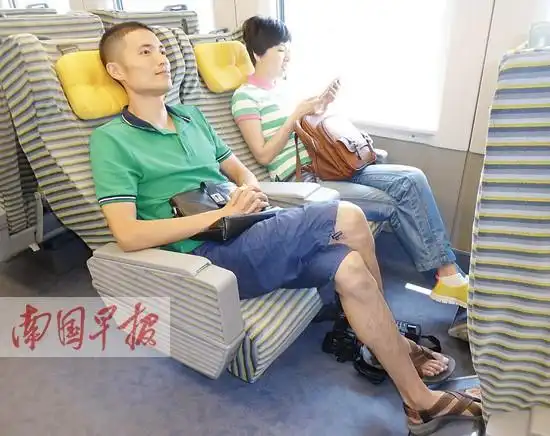 动车一等座车厢,坐起来宽敞舒适.