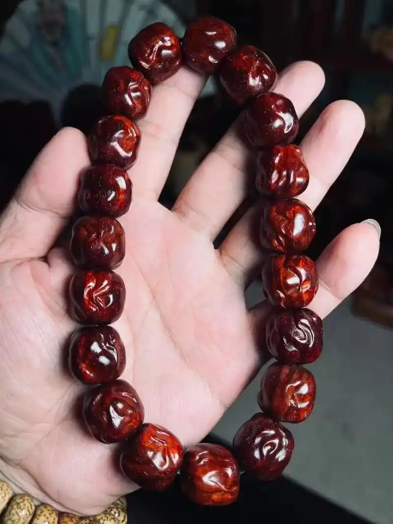 就说像不像真的枣.#我的抖音生活日记 #小叶紫檀#木艺木雕  - 抖音