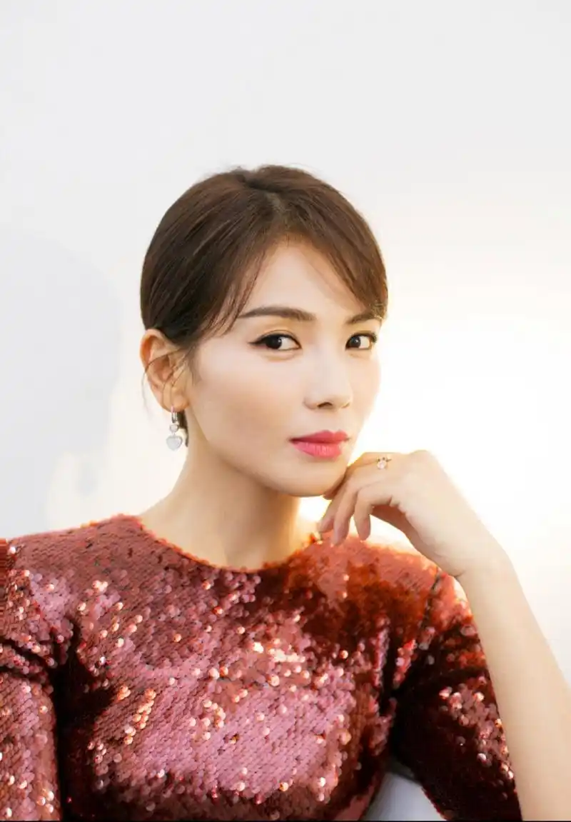 有网友预言,肖战的《玉骨遥》可能会第一,但是感觉到迪丽热巴的《安乐