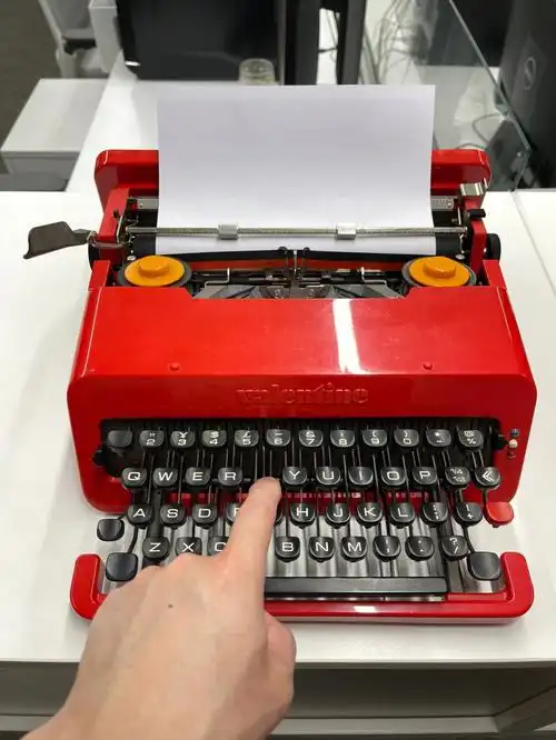 ettoresottsass  所设计,这款打字机已被纽约现代仪槿私打字机荷