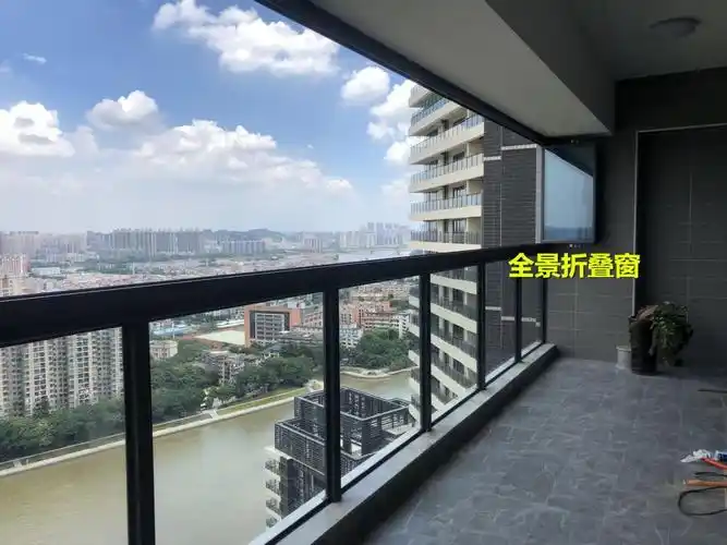 几万块在阳台装的全景窗,为啥要单独开一扇小窗今天总算是明白了