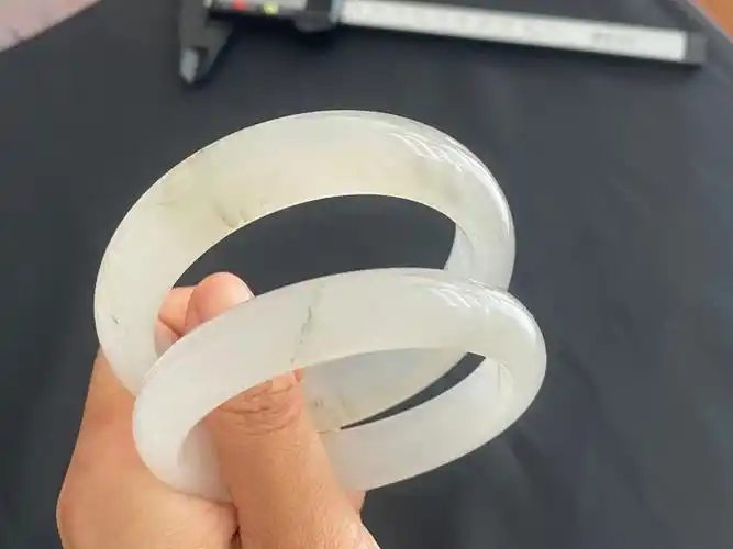 自然光拍摄天然金丝玉手镯白净透亮