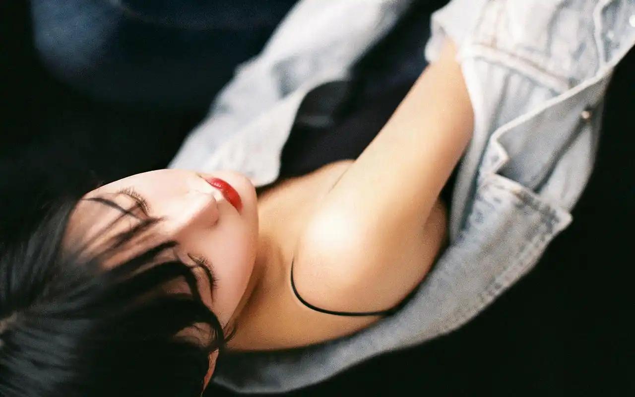 冷艳短发美女性感光影写真高清壁纸