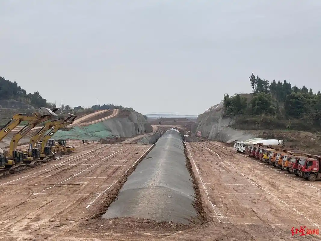 机场下穿隧道位于天府机场最下方,整个项目全部为明挖隧道明洞工程