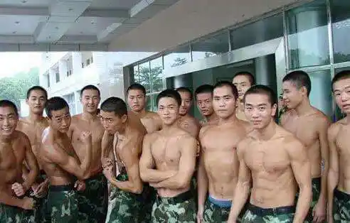 各国军人秀肌肉!解放军8块腹肌很抢镜,日本不容小觑,印度辣眼