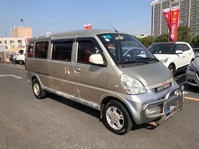 2013年五菱荣光加长版9座1.