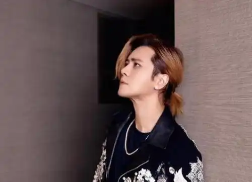 罗志祥剪掉留了半年的长发现在的头发连发际线都没了