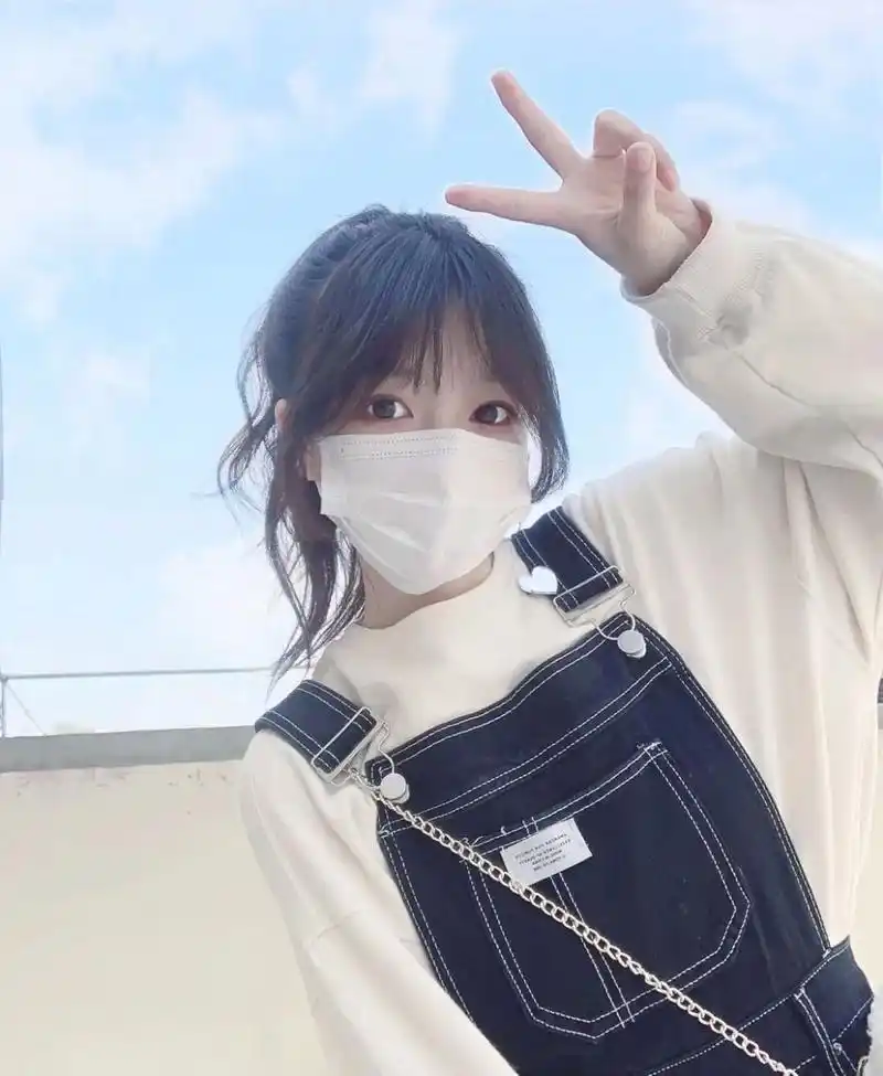 可爱的口罩小姐姐(头像) 有没有觉得这个小姐姐戴口罩特别可爱特别