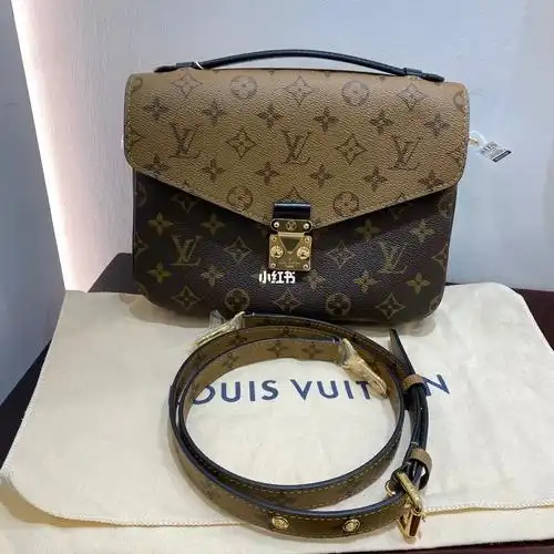 lv老花拼色邮差包