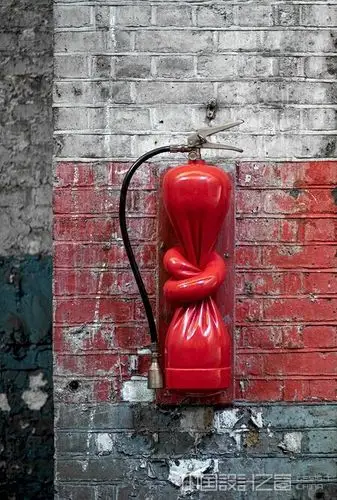 打结设计的灭火器有着雕塑一般的美丽