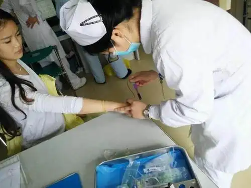 医生正在为谭瑶抽血化验.(图由谭盈提供)