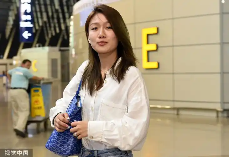 武磊携娇妻返回西班牙 球迷机场欢送