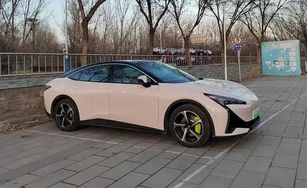 极狐阿尔法s5实车现身风阻低过小米su7配530马力续航708km