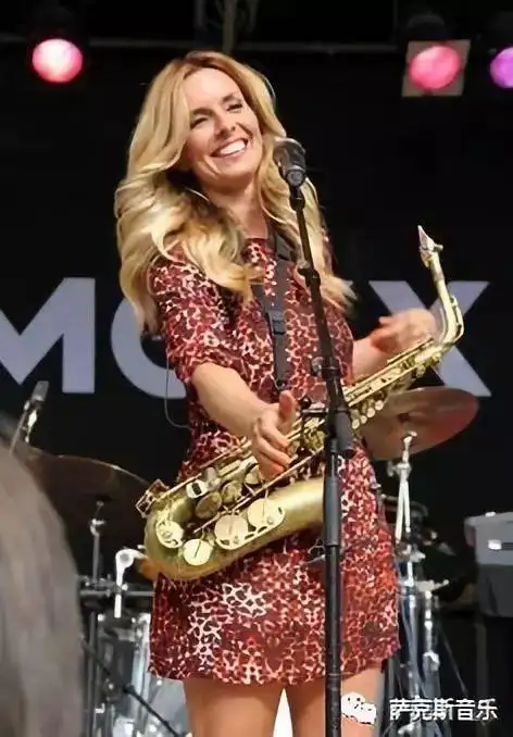 幽幽的灯光下,浪漫,感性的萨克斯风与美女甘蒂的杰出才华, 正绽放着