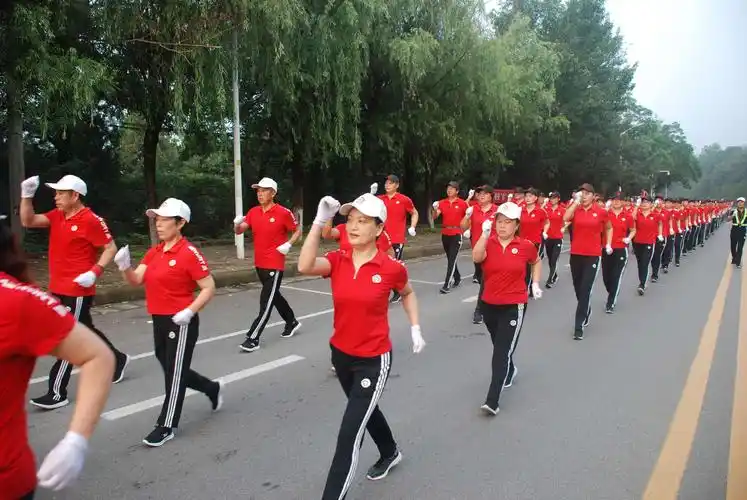 舞钢市"全民健身日"中老年人健步走活动展示(龙凤健走团)