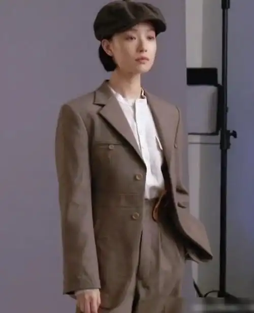 可盐可甜什么风格造型都能hold住,包括这次在影片中她女扮男装的样子