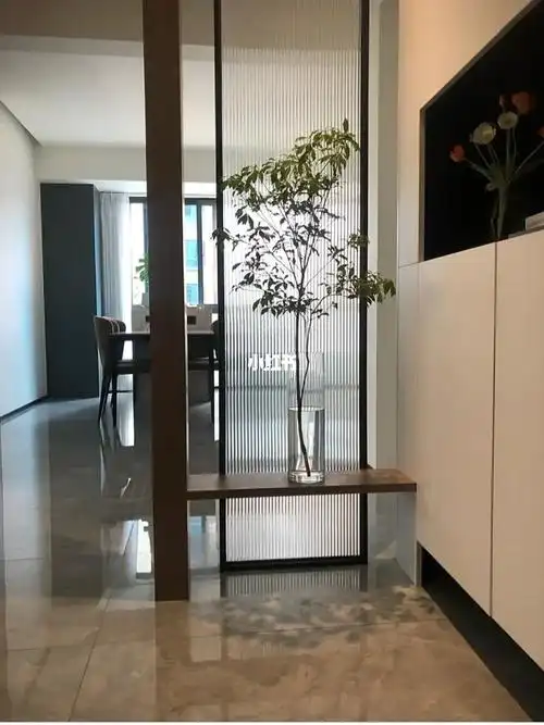 入户门正对楼梯,也正对客厅,阳台.要不要玄关呀?