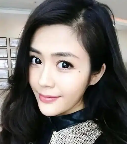 "实力影帝"黄渤,遇到电眼美女汤晶媚,也忍不住要多看几眼