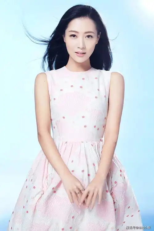 高贵女王白冰!性感妩媚的的代言人,身材管理的也太好了吧!